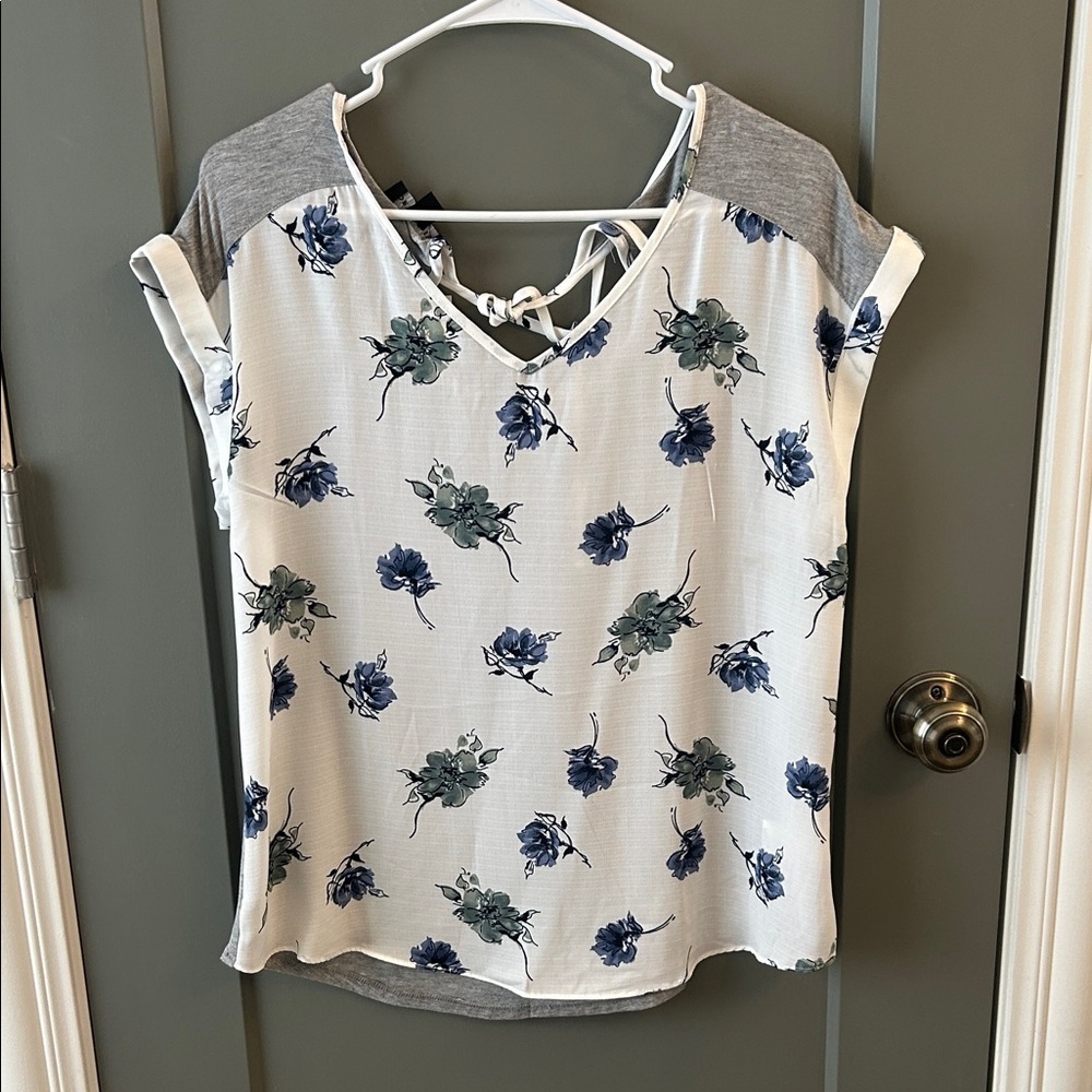 Fortune + Ivy  Floral Women's Top - White and Blue Stitch Fix size Medium